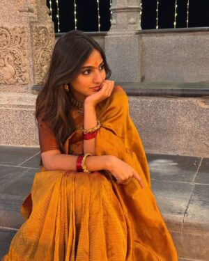 Pranavi Manukonda Instagram - ✨🤎

Wearing: @tejas.wardrobe_ ✨

#temple #vibes #traditional #saree #love #instagood #instagram #instamood
