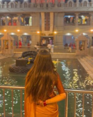 Pranavi Manukonda Instagram - ✨🤎

Wearing: @tejas.wardrobe_ ✨

#temple #vibes #traditional #saree #love #instagood #instagram #instamood