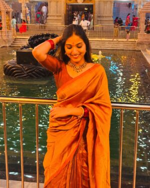 Pranavi Manukonda Instagram - ✨🤎

Wearing: @tejas.wardrobe_ ✨

#temple #vibes #traditional #saree #love #instagood #instagram #instamood