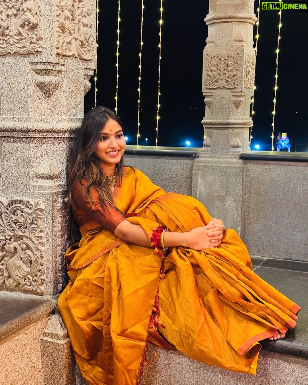 Pranavi Manukonda - 130.1K Likes - ✨🤎
Wearing: @tejas.wardrobe_ ✨
#temple #vibes #traditional #saree #love #instagood #instagram #instamood