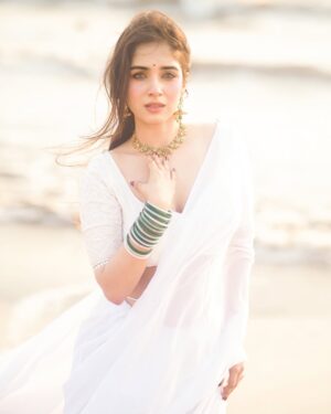 Pratiksha Honmukhe Instagram - मुहब्बत कर तो लें लेकिन, मुहब्बत रास आये भी 🐚🦢🕊️🤍

📸@pixelpassionfotography 

#instagram#explorepage#white#saree