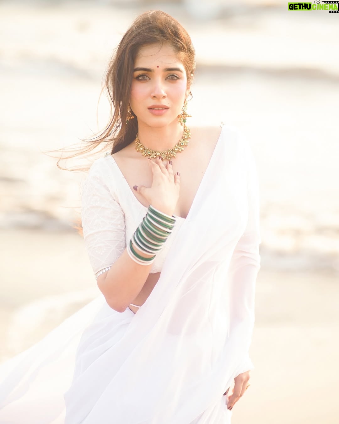 Pratiksha Honmukhe - 104.4K Likes - मुहब्बत कर तो लें लेकिन, मुहब्बत रास आये भी 🐚🦢🕊️🤍
📸@pixelpassionfotography
#instagram#explorepage#white#saree