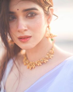 Pratiksha Honmukhe Instagram - मुहब्बत कर तो लें लेकिन, मुहब्बत रास आये भी 🐚🦢🕊️🤍

📸@pixelpassionfotography 

#instagram#explorepage#white#saree