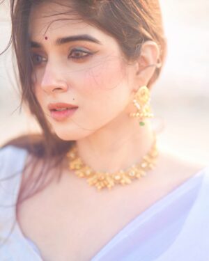 Pratiksha Honmukhe Instagram - मुहब्बत कर तो लें लेकिन, मुहब्बत रास आये भी 🐚🦢🕊️🤍

📸@pixelpassionfotography 

#instagram#explorepage#white#saree