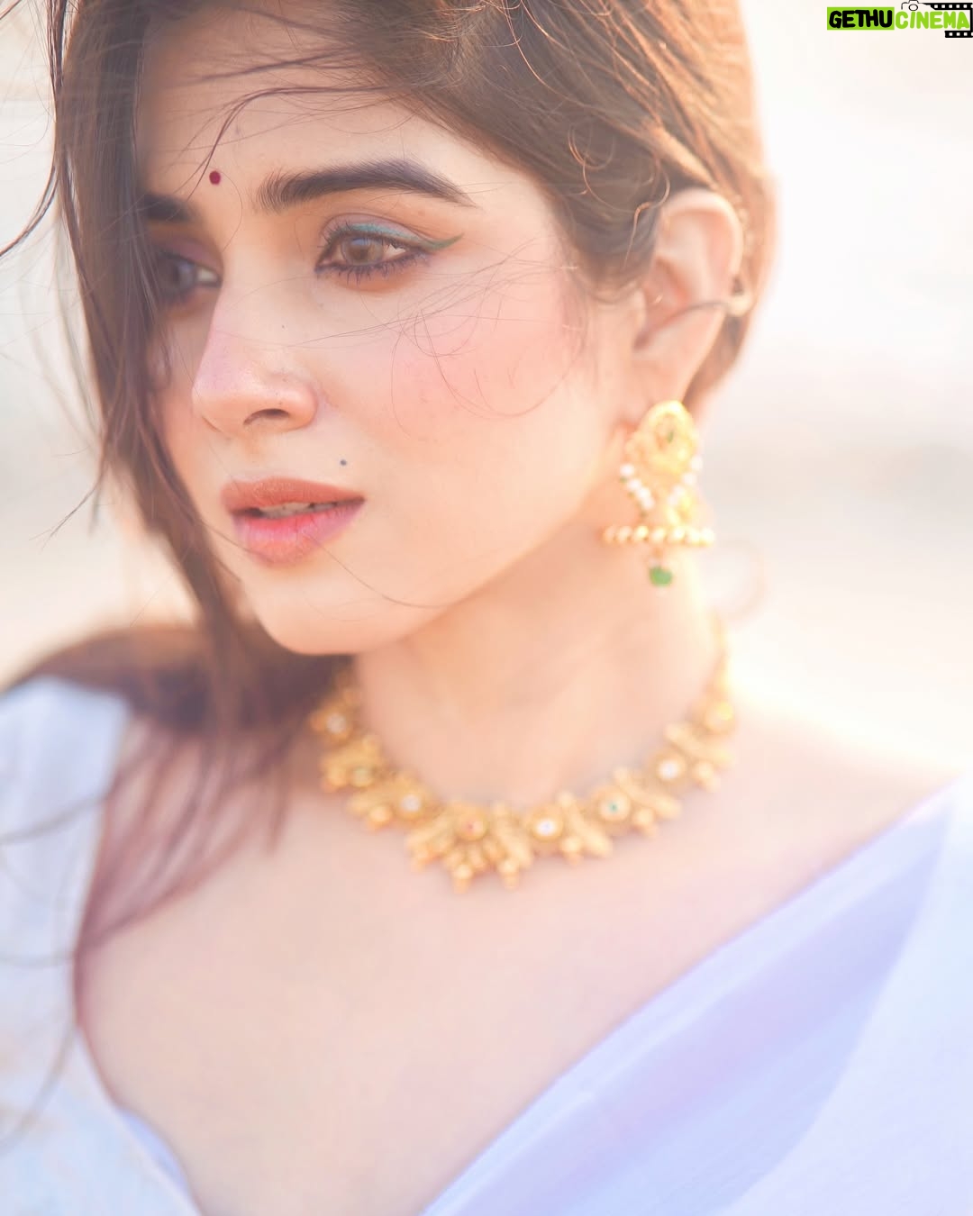 Pratiksha Honmukhe - 104.4K Likes - मुहब्बत कर तो लें लेकिन, मुहब्बत रास आये भी 🐚🦢🕊️🤍
📸@pixelpassionfotography
#instagram#explorepage#white#saree