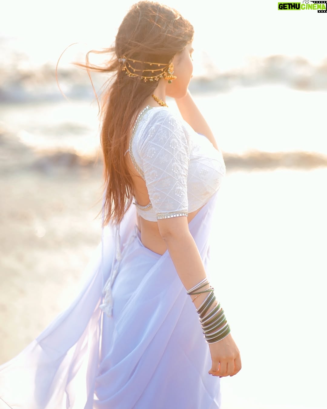 Pratiksha Honmukhe - 104.4K Likes - मुहब्बत कर तो लें लेकिन, मुहब्बत रास आये भी 🐚🦢🕊️🤍
📸@pixelpassionfotography
#instagram#explorepage#white#saree