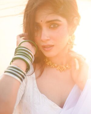 Pratiksha Honmukhe Instagram - मुहब्बत कर तो लें लेकिन, मुहब्बत रास आये भी 🐚🦢🕊️🤍

📸@pixelpassionfotography 

#instagram#explorepage#white#saree