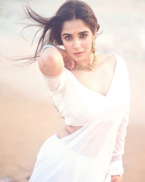 Pratiksha Honmukhe Instagram - मुहब्बत कर तो लें लेकिन, मुहब्बत रास आये भी 🐚🦢🕊️🤍

📸@pixelpassionfotography 

#instagram#explorepage#white#saree