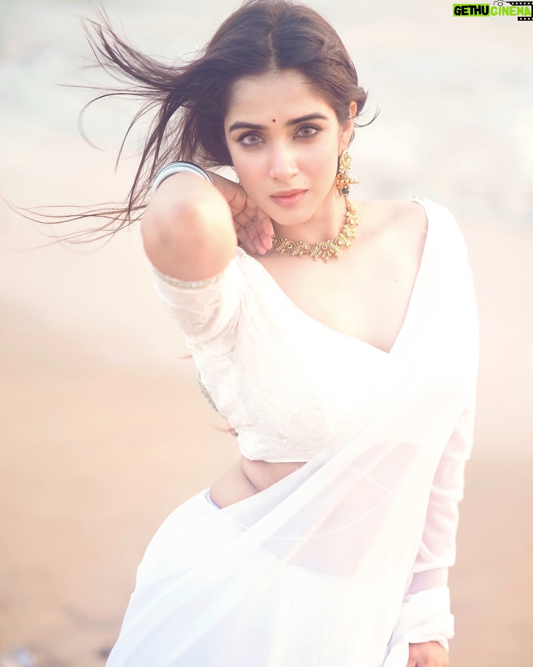 Pratiksha Honmukhe - 104.4K Likes - मुहब्बत कर तो लें लेकिन, मुहब्बत रास आये भी 🐚🦢🕊️🤍
📸@pixelpassionfotography
#instagram#explorepage#white#saree