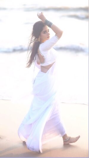 Pratiksha Honmukhe Instagram - 🐚🪷🦚🍃🦋

#reels#instagram#explorepage#white