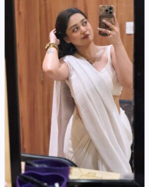 Pratyusha Paul Instagram - This next chapter is called “everything I prayed for and more”..🦢🍀🕊️🤍
🥻- @sampurna_dey_100