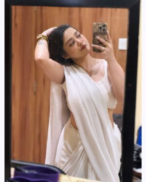 Pratyusha Paul Instagram - This next chapter is called “everything I prayed for and more”..🦢🍀🕊️🤍
🥻- @sampurna_dey_100
