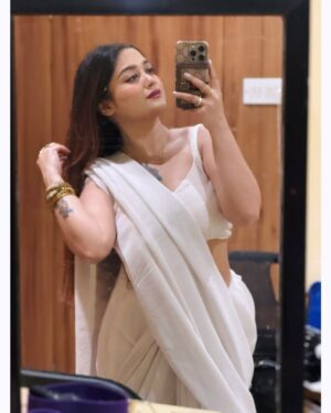 Pratyusha Paul Instagram - This next chapter is called “everything I prayed for and more”..🦢🍀🕊️🤍
🥻- @sampurna_dey_100