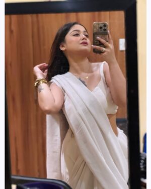 Pratyusha Paul Instagram - This next chapter is called “everything I prayed for and more”..🦢🍀🕊️🤍
🥻- @sampurna_dey_100
