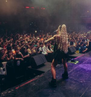 Princesa Alba Instagram - 1 MILLÓN EN YOUTUBEEE ༘⋆🌷🫧💭₊˚ෆ!! a seguir stremeando el himno de las girlies and boysies (inventando).
Te echamos de menos mi bbyyyyy @ingratax 
Stage pics by @itantii