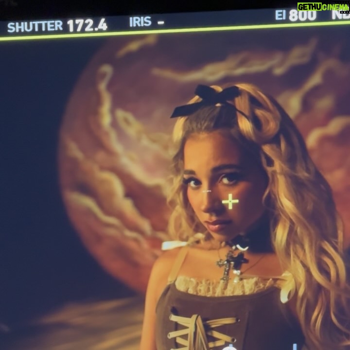 Princesa Alba - 47.3K Likes - Y AL FIN MAÑANA SALE LA PARTE II DE LA CANCIÓN QUE MARCÓ MI CARRERA 🥺💗🦋
y yo sé que la parte I marcó a muchos, tanto como a mí ⋆˚𝜗𝜚˚⋆ y tb sé que gracias a internet y la masividad de las rrss esta canción se convirtió en un himno en toda Latinoamérica.
𐙚
en ese sentido, me hacía mucho sentido (jiji) que la segunda parte viniera de la mano de dos mujeres que construyen y cimentan su carrera desde el universo digital ~ TikTok, @katteyes & @ingratax
Un poco tratando de agradecer y devolverle la mano al ciberespacio que permitió que convéncete se hiciera tan reconocida alrededor del mundo
𐙚
algo que se construyó en la pieza de @frvnciscovictoria mientras tomábamos champaña y comiamos Doritos leyendo poemas para encontrar imágenes cute y meterlas en la canción 🦋˚˖𓍢ִ໋ 🪞✧˚.🎀༘⋆jamás pensando que íbamos a crear algo tan grande,
Stay tuneeeeeeed porque MAÑANA SALEEEEEE