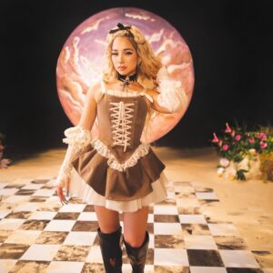 Princesa Alba Instagram - Y AL FIN MAÑANA SALE LA PARTE II DE LA CANCIÓN QUE MARCÓ MI CARRERA 🥺💗🦋
y yo sé que la parte I marcó a muchos, tanto como a mí ⋆˚𝜗𝜚˚⋆ y tb sé que gracias a internet y la masividad de las rrss esta canción se convirtió en un himno en toda Latinoamérica.
𐙚
en ese sentido, me hacía mucho sentido (jiji) que la segunda parte viniera de la mano de dos mujeres que construyen y cimentan su carrera desde el universo digital ~ TikTok, @katteyes & @ingratax 
Un poco tratando de agradecer y devolverle la mano al ciberespacio que permitió que convéncete se hiciera tan reconocida alrededor del mundo 
𐙚
algo que se construyó en la pieza de @frvnciscovictoria mientras tomábamos champaña y comiamos Doritos leyendo poemas para encontrar imágenes cute y meterlas en la canción 🦋˚˖𓍢ִ໋ 🪞✧˚.🎀༘⋆jamás pensando que íbamos a crear algo tan grande, 
Stay tuneeeeeeed porque MAÑANA SALEEEEEE