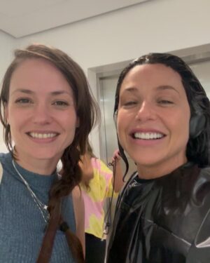 Priscila Sol Instagram - E se vocês pudessem ter a “Professora Helena” e a “Tia Perucas” na mesma produção? Comenta aqui pra gente saber ;) 💝

Que alegria te encontrar amiga, prima e irmã 💕 te amo de aqui e além!