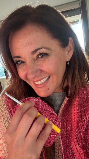 Priscilla Vargas Instagram - ASÍ HICE EL CHALECO 🙌🏻
Un rectángulo de 130x70 cm 🧶 
Crochet 5.0 con punto bajo
Súper fácil! Cuéntame cómo te va 🤗