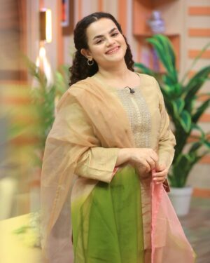 Qudsia Ali Instagram - 🌸

Wearing: @if_by_izzatfayaz 

#qudsiaali #instagram #ootd #potd📷 #instagood #instalike