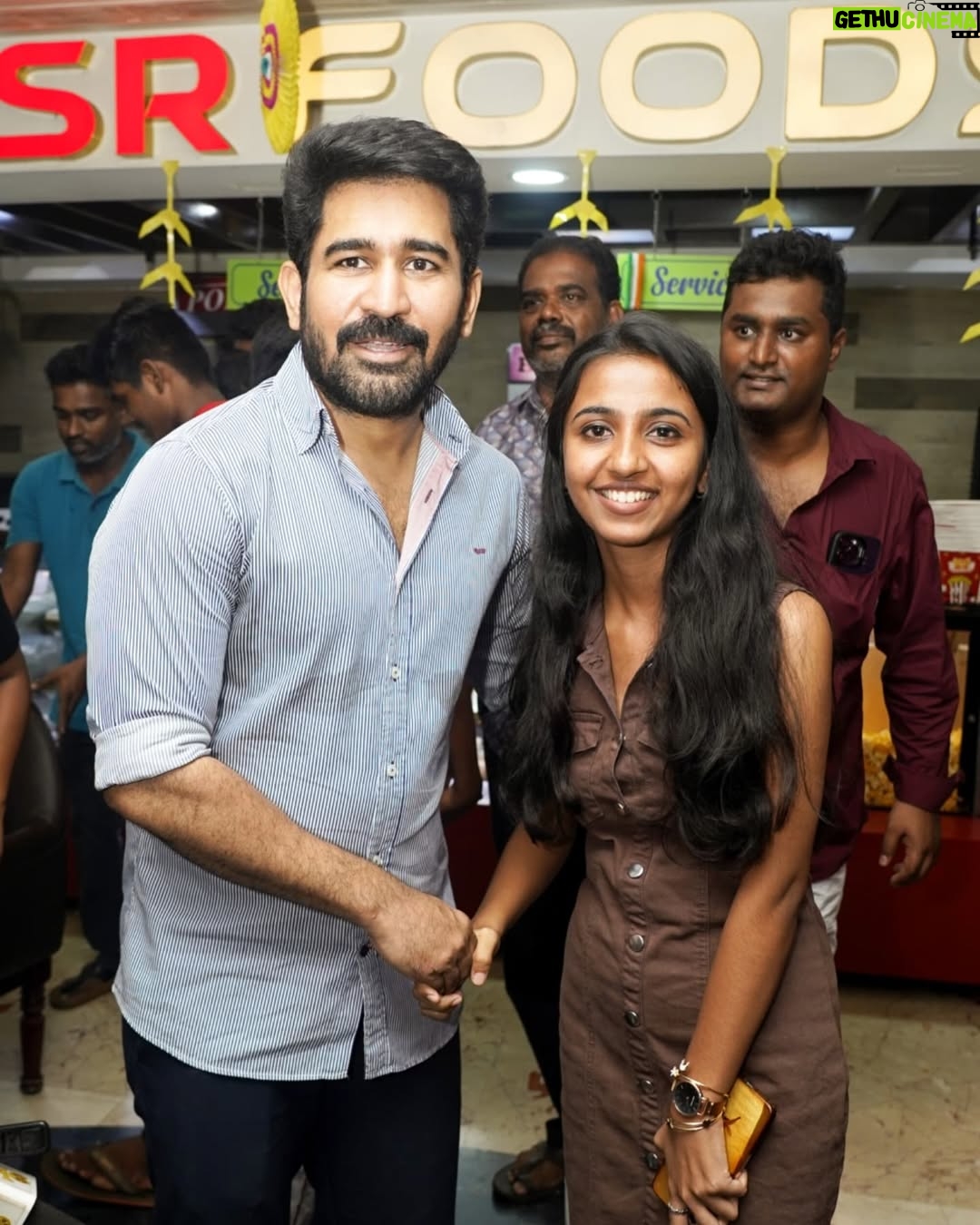 RJ Dimple - 11.8K Likes - @vijayantony ❤️
.
.
.
With the one and only 'Vibe Antony' ✅
.
#vijayantony