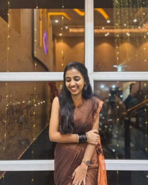 RJ Dimple Instagram - Me with Zero saree draping skills 😌🤎
.
.
.
Gorgeous saree from @ilovesarees 🫂
PC : @nikhi.leshhhhhhhhh ✨