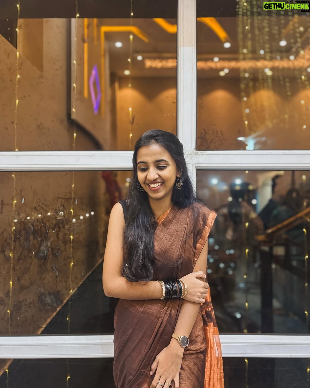 RJ Dimple - 12.9K Likes - Me with Zero saree draping skills 😌🤎
.
.
.
Gorgeous saree from @ilovesarees 🫂
PC : @nikhi.leshhhhhhhhh ✨