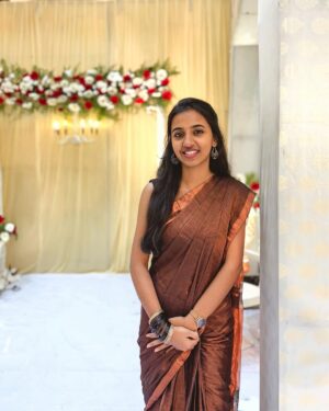 RJ Dimple Instagram - Me with Zero saree draping skills 😌🤎
.
.
.
Gorgeous saree from @ilovesarees 🫂
PC : @nikhi.leshhhhhhhhh ✨