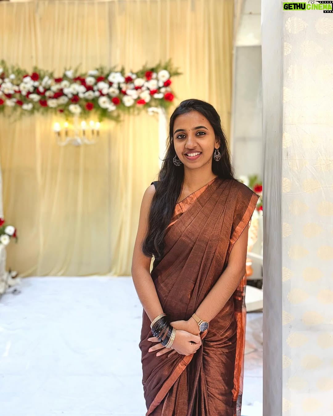 RJ Dimple - 12.9K Likes - Me with Zero saree draping skills 😌🤎
.
.
.
Gorgeous saree from @ilovesarees 🫂
PC : @nikhi.leshhhhhhhhh ✨