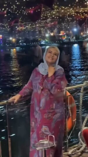 Rabeh Oskouie Instagram - .
مثلا اومدم یک ویدئو احساسی با این آهنگ و پس زمینه آب و 
از پشت شیشه بگیرم که 
بقیش و خودتون ببینین 😂😂😂😂

با صدای مرمر عزیزم ❤️
@marmar_soltanii 
و لباس خوشگلم هم 🎀از : @mehrsagallery_