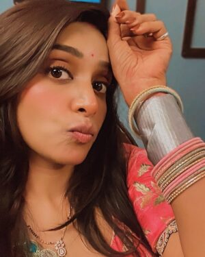 Rachanaa Parulkar Instagram - 🧿🫶🏼🙏🏻🤲🏼🌻💫🧿
Immense Gratitude 

#pyaarkiiraahein#dangaltv#love#happiness#joy#peace#abundance#grace#work#universe#shootlife#balajitelefilms#priya#rudra#prirud#gratitude