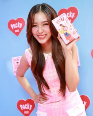 Rachanun Mahawan Instagram - ✨LUNAR จ๋า~ มา Connect กันเถอะ! ที่งาน Say It With Pocky💖
📍มาสนุกกับจอ LED ใจกลางสยาม เปิดวาร์ปทำความรู้จักกับเพื่อนใหม่! แล้วไปทำ workshop สุดคิวท์ ด้วยกัน
📷พร้อมมุมถ่ายรูปสุดปัง ให้ทำคอนเทนต์แบบจัดเต็ม!
🌹ลองชิมสินค้าใหม่ #ป๊อกกี้โรส ลิมิเต็ด อิดิชั่น
พรุ่งนี้ยังมีอีกวัน! ที่ ลานหน้า Center Point, Siam Square💕
#ปีอกกี้ #Pocky #ป๊อกกี้โรส #SayltWithPocky