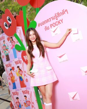 Rachanun Mahawan Instagram - ✨LUNAR จ๋า~ มา Connect กันเถอะ! ที่งาน Say It With Pocky💖
📍มาสนุกกับจอ LED ใจกลางสยาม เปิดวาร์ปทำความรู้จักกับเพื่อนใหม่! แล้วไปทำ workshop สุดคิวท์ ด้วยกัน
📷พร้อมมุมถ่ายรูปสุดปัง ให้ทำคอนเทนต์แบบจัดเต็ม!
🌹ลองชิมสินค้าใหม่ #ป๊อกกี้โรส ลิมิเต็ด อิดิชั่น
พรุ่งนี้ยังมีอีกวัน! ที่ ลานหน้า Center Point, Siam Square💕
#ปีอกกี้ #Pocky #ป๊อกกี้โรส #SayltWithPocky