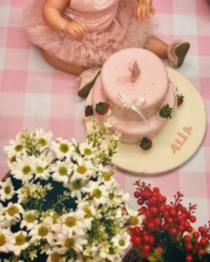 Rahma Riyad Instagram - وبنيتي عالية كبرت سنة🎂🍓
ربي يخليها النا ويحميها ويحرسها
ونشوفج أسعد البنات ياروح قلب مامتك🥹♥️

Alia turns ONE today! Happy 1st Birthday, my sweet Strawberry!🍓🎂