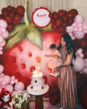 Rahma Riyad Instagram - وبنيتي عالية كبرت سنة🎂🍓
ربي يخليها النا ويحميها ويحرسها
ونشوفج أسعد البنات ياروح قلب مامتك🥹♥️

Alia turns ONE today! Happy 1st Birthday, my sweet Strawberry!🍓🎂