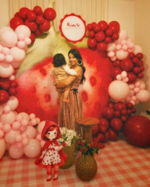 Rahma Riyad Instagram - وبنيتي عالية كبرت سنة🎂🍓
ربي يخليها النا ويحميها ويحرسها
ونشوفج أسعد البنات ياروح قلب مامتك🥹♥️

Alia turns ONE today! Happy 1st Birthday, my sweet Strawberry!🍓🎂