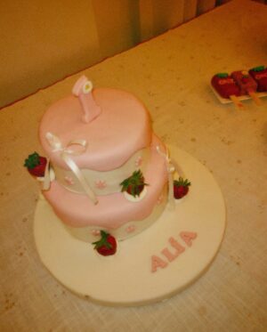 Rahma Riyad Instagram - وبنيتي عالية كبرت سنة🎂🍓
ربي يخليها النا ويحميها ويحرسها
ونشوفج أسعد البنات ياروح قلب مامتك🥹♥️

Alia turns ONE today! Happy 1st Birthday, my sweet Strawberry!🍓🎂