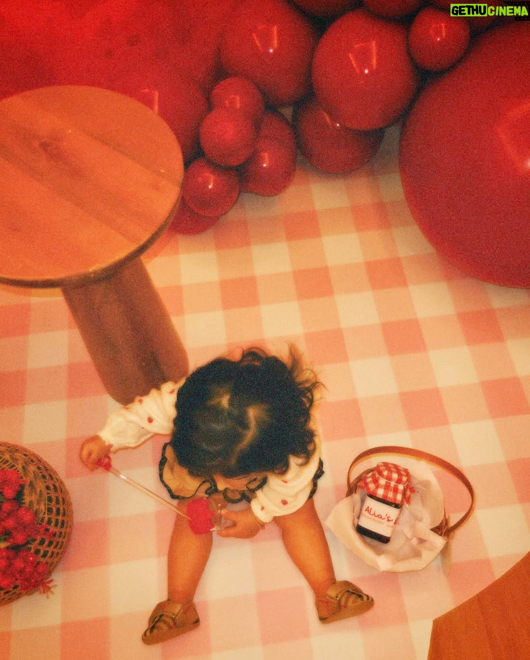 Rahma Riyad - 316.8K Likes - وبنيتي عالية كبرت سنة🎂🍓
ربي يخليها النا ويحميها ويحرسها
ونشوفج أسعد البنات ياروح قلب مامتك🥹♥️
Alia turns ONE today! Happy 1st Birthday, my sweet Strawberry!🍓🎂