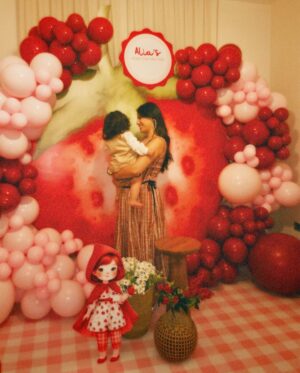 Rahma Riyad Instagram - وبنيتي عالية كبرت سنة🎂🍓
ربي يخليها النا ويحميها ويحرسها
ونشوفج أسعد البنات ياروح قلب مامتك🥹♥️

Alia turns ONE today! Happy 1st Birthday, my sweet Strawberry!🍓🎂