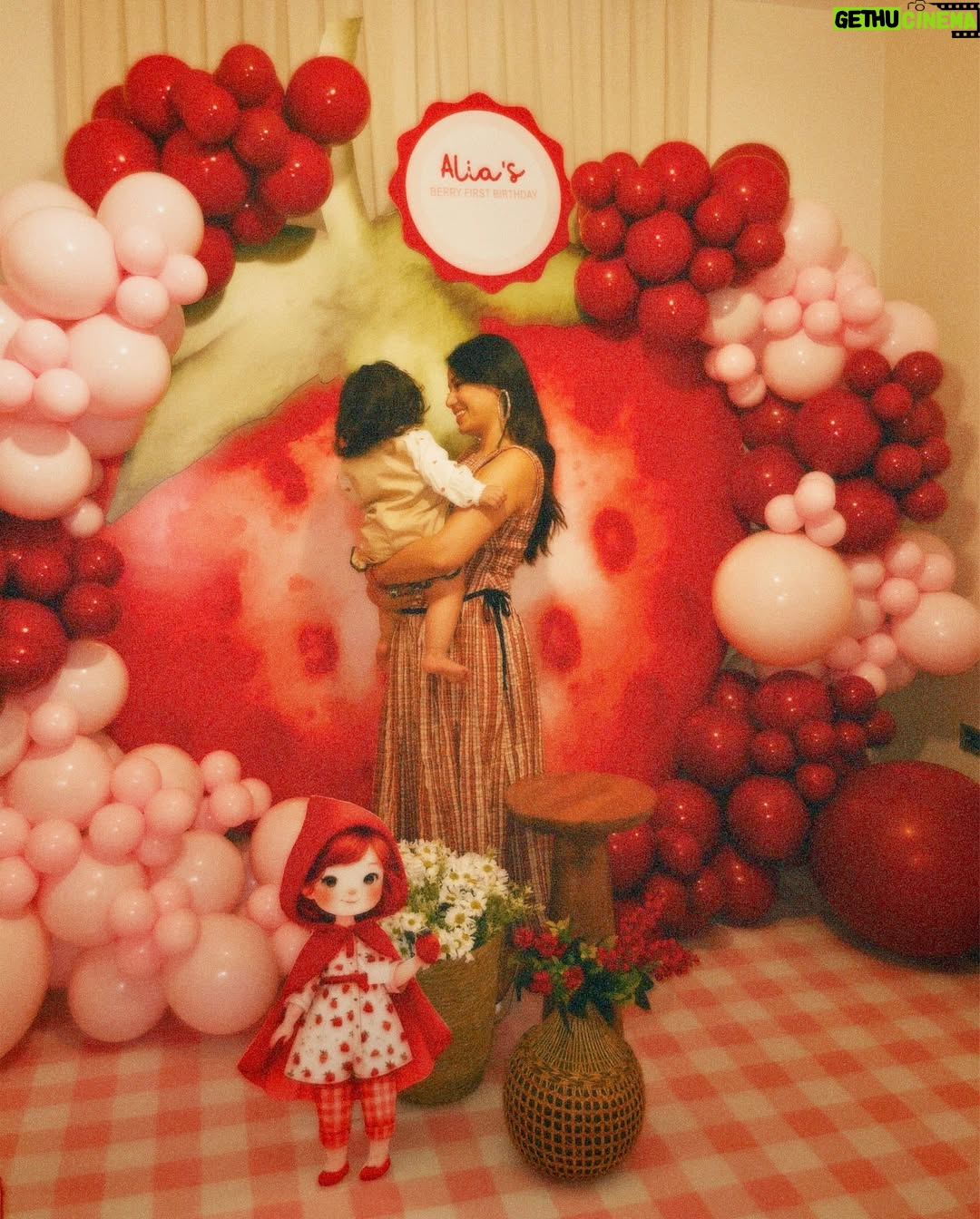 Rahma Riyad - 316.8K Likes - وبنيتي عالية كبرت سنة🎂🍓
ربي يخليها النا ويحميها ويحرسها
ونشوفج أسعد البنات ياروح قلب مامتك🥹♥️
Alia turns ONE today! Happy 1st Birthday, my sweet Strawberry!🍓🎂