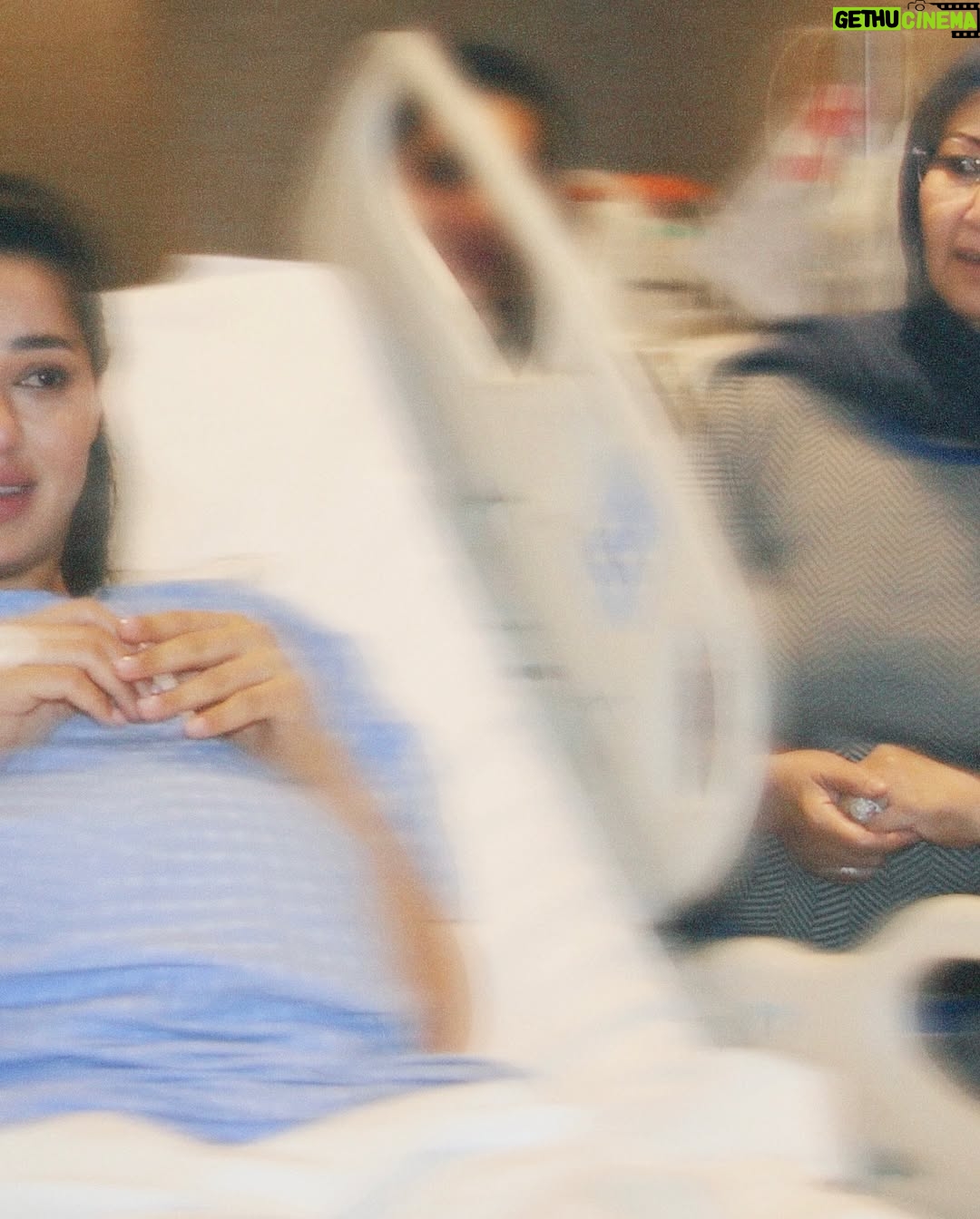 Rahma Riyad - 409.9K Likes - أول عيد أم الي واني أم عالية 🤱🏻❤️
شعوري بيه هالسنة مختلف! هسه عرفت معنى روح مقسومه نصين واستوعبت شگد ماما تحبني وتخاف عليا، وشلون تحس بيه وتفهم مشاعري بدون مااحجي شي، يا ماما منج تعلمت شنو يعني قلب أبيض شنو يعني روح طيبة ونقية، شما رحت واجيت مثلج ما القى بالعطف والحنية الله يديمج فوق راسنا ويكسبني رضاك وبرّك🤲🏼
من حظي السعيد إنه ربّ العالمين اختارك حتى تكونين أُمّي…
كل عام وأنتِ أعظم نعمة في حياتي❤️
الله يحفظ كل أمهات العالم ويرحم كل من فقد أمه ويسكنها الجنة!
#HappyMothersDay
#رحمة_رياض | #RahmaRiad