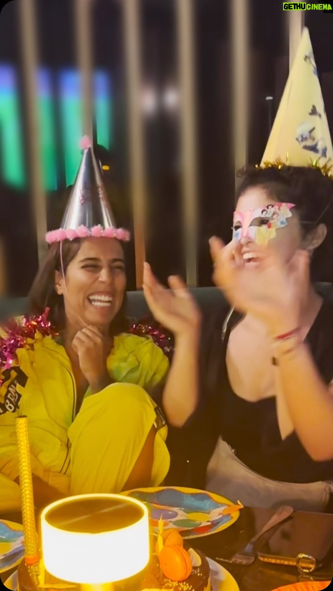 Rajaa Belmir - 180.3K Likes - ها كيفاش التافهين كيحتافلو ب عيد ميلادهم 😂 شكرا لأصحابي الزوينين على المفاجعة 😂 أحبكم 
32 عام و طالعة ف 16 😂