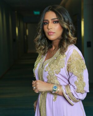 Rajaa Belmir Instagram - أنا عظيمة في عين نفسي، لأني وحدي أعرف صراعاتي، ، معاناتي و انكساراتي ، عمري كذبت على أحد ولا عمري استغليت مشاعر أحد ولا استغفلت أحد دائماً كنت مكتفية كنت نقية و كنت صادقة وشاهدة على كُل اللحظات التي كادت أن تهزمني ولم تفعل ✨💜 #رجاء_بلمير #من_القلب 
.
.
.
👗 @negafa_dar_dmana 
💄 @dana.m.777 
📸 @totaanii 
💇🏽‍♀️ @soo_naa