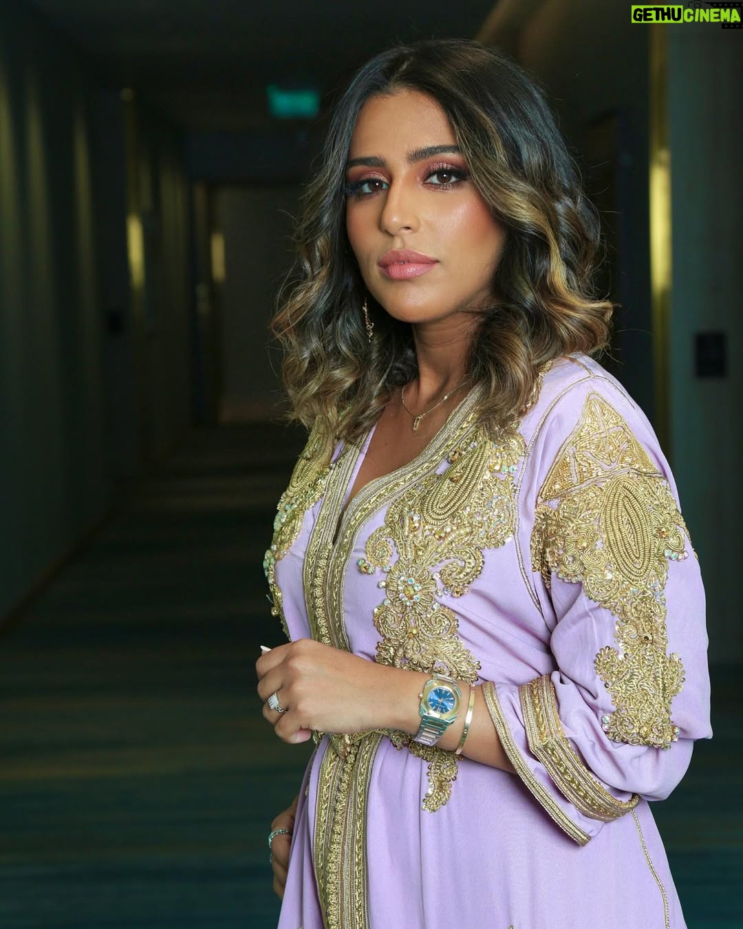 Rajaa Belmir - 123.9K Likes - أنا عظيمة في عين نفسي، لأني وحدي أعرف صراعاتي، ، معاناتي و انكساراتي ، عمري كذبت على أحد ولا عمري استغليت مشاعر أحد ولا استغفلت أحد دائماً كنت مكتفية كنت نقية و كنت صادقة وشاهدة على كُل اللحظات التي كادت أن تهزمني ولم تفعل ✨💜 #رجاء_بلمير #من_القلب
.
.
.
👗 @negafa_dar_dmana
💄 @dana.m.777
📸 @totaanii
💇🏽♀️ @soo_naa