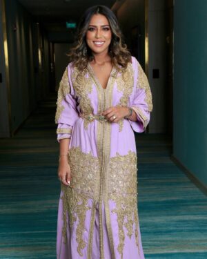 Rajaa Belmir Instagram - أنا عظيمة في عين نفسي، لأني وحدي أعرف صراعاتي، ، معاناتي و انكساراتي ، عمري كذبت على أحد ولا عمري استغليت مشاعر أحد ولا استغفلت أحد دائماً كنت مكتفية كنت نقية و كنت صادقة وشاهدة على كُل اللحظات التي كادت أن تهزمني ولم تفعل ✨💜 #رجاء_بلمير #من_القلب 
.
.
.
👗 @negafa_dar_dmana 
💄 @dana.m.777 
📸 @totaanii 
💇🏽‍♀️ @soo_naa