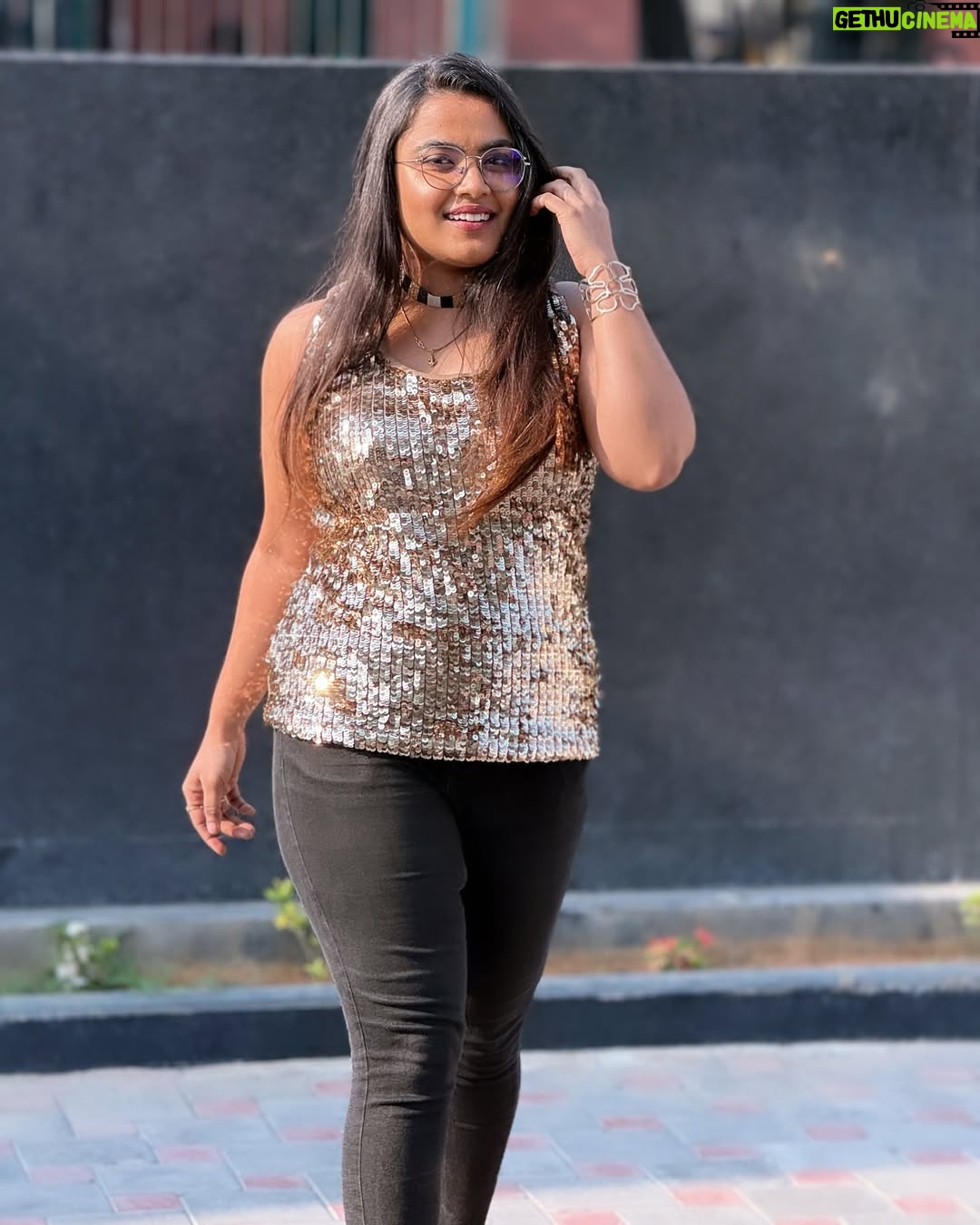 Rakshita Suresh - 18.2K Likes - glammed in gold for the most golden audience ✨🫶🏼
thank you @kgcasofficial Coimbatore for the INSANE love and the immaculate vibes last night! ♥️🤌🏼🧿
@emc2_adsevents @lyrafest.kgcas