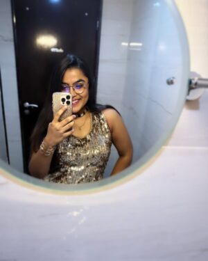 Rakshita Suresh Instagram - glammed in gold for the most golden audience ✨🫶🏼
thank you @kgcasofficial Coimbatore for the INSANE love and the immaculate vibes last night! ♥️🤌🏼🧿

@emc2_adsevents @lyrafest.kgcas