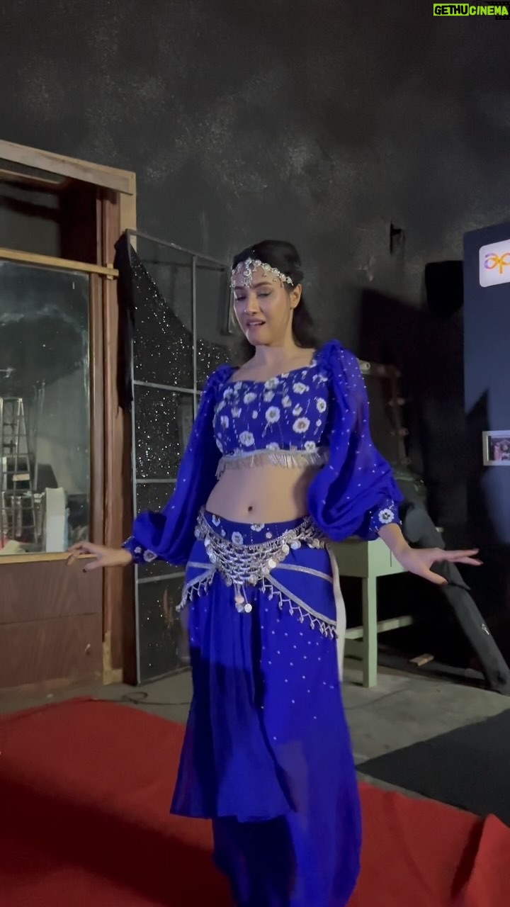 Ramola - 72.6K Likes - "Lost in the rhythm, every move flows seamlessly with the background music, as if the beat is writing the story and the dance is the language of the soul."
Vc: @rakshak_bullet thank you 😊
#actressramola #bharjaribachelorsseason2 #zeekannadaserials #dbosssongs #zeekannadaactress #televisionshow #kannadareels❤️ #tabalatabala #bellydanceshow #bellydanceworld #angleoutfit #bellydanceoutfit #blueangles #bellyornament