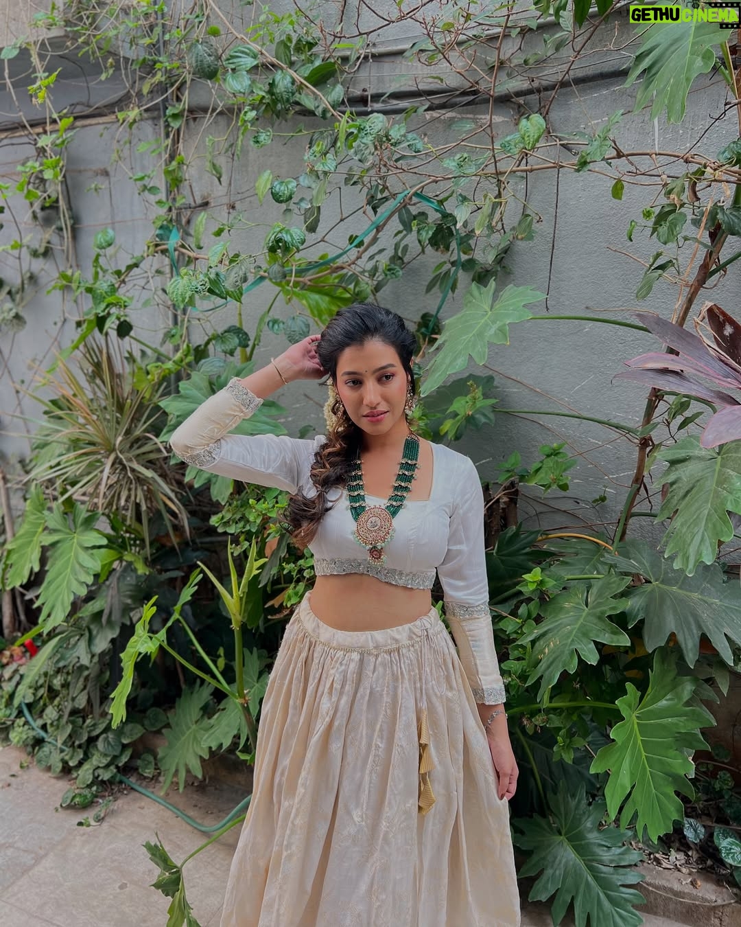 Ramola - 35.2K Likes - 🤍
Outfit by: @makeover_by_veenaa
Jewels : @sharvi_rental_jewellery
#bb2 #actressramola #whitelehenga #ramola #rentaljewellery #bharjaribachelorsseason2