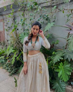 Ramola Instagram - 🤍 

Outfit by: @makeover_by_veenaa 
Jewels : @sharvi_rental_jewellery 

#bb2 #actressramola #whitelehenga #ramola #rentaljewellery #bharjaribachelorsseason2